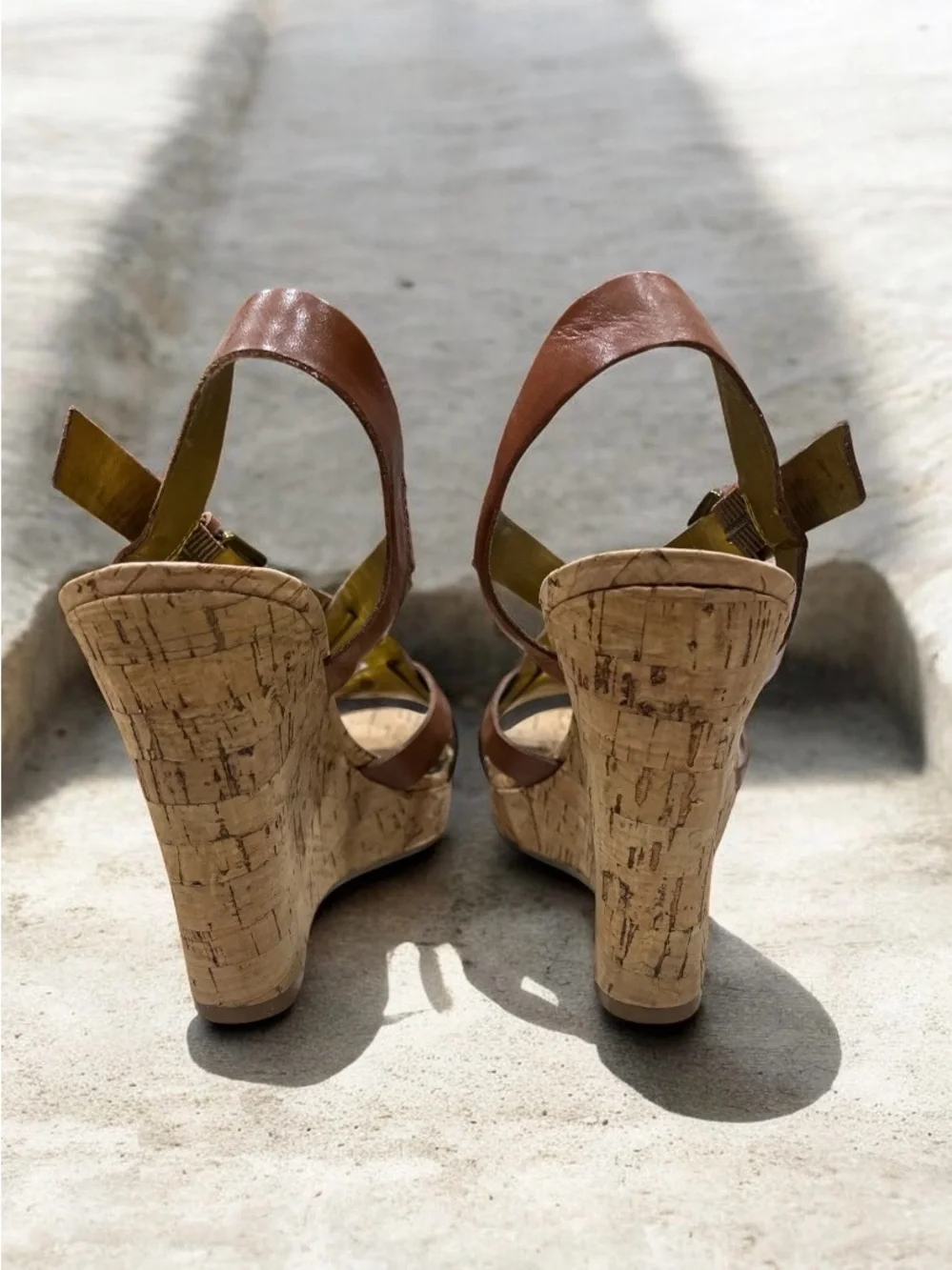 Vintage Guess brown leather wedge sandals feature a cork-style platform 8.5